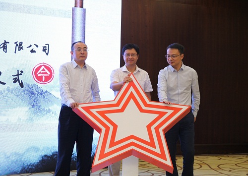 方正電子總裁楊斌（中）、華為中國區企業BG廣電媒資業務部副部長張宏中（右一）、方正電子數字出版與教育業務部總經理劉長明（左一）共同發布融合云出版解決方案.jpg