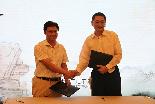 方正電子總裁楊斌（左）、國家開放大學出版傳媒集團總編輯、中央廣播電視大學出版社總編輯任巖（右）代表雙方簽約.jpg